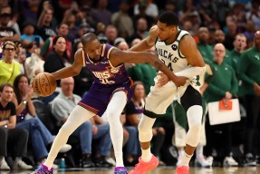 爱游戏app - 杜兰特回归赛场，挺进下一轮首场状态亮眼，雄鹿观众沸腾！