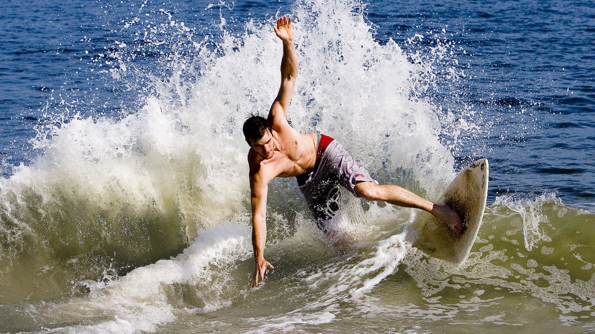 詹姆斯回归赛场，战术调整首场状态亮眼，雄鹿观众沸腾！